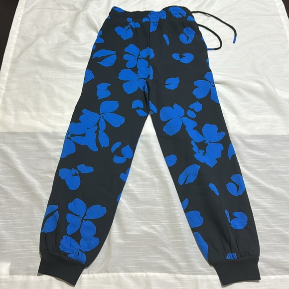 COPY - 🎯nwt future collective black & Blue floral jogger sweatpants - Picture 6 of 6